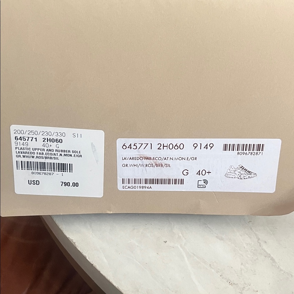 Gucci White Sneakers with Red and Black Accents - Picture 11 of 11
